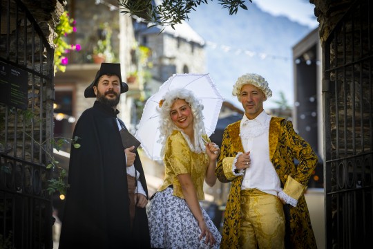 Tres actores vestidos con trajes históricos en Andorra la Vella