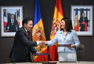Ministro de Asuntos Exteriores de España y ministra de Andorra firmando acuerdos de cooperación