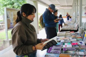 Personas explorando libros en un evento literario en Andorra