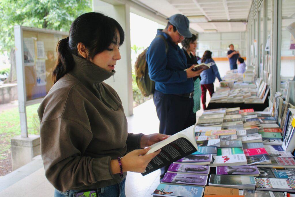 Personas explorando libros en un evento literario en Andorra