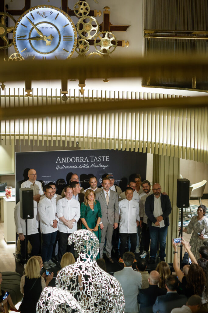 Grupo de chefs en el evento Andorra Taste celebrando su quinto aniversario.