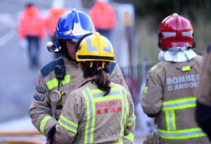 Bomberos trabajando en la extinción de un incendio en la urbanización La Querola.