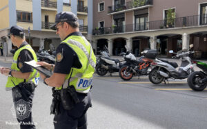 Policías controlando el ruido de vehículos en una calle