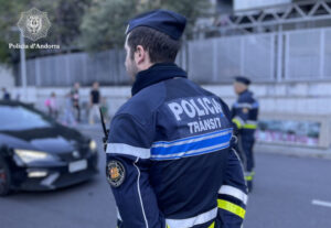 Agente de policía supervisando el tráfico cerca de una escuela