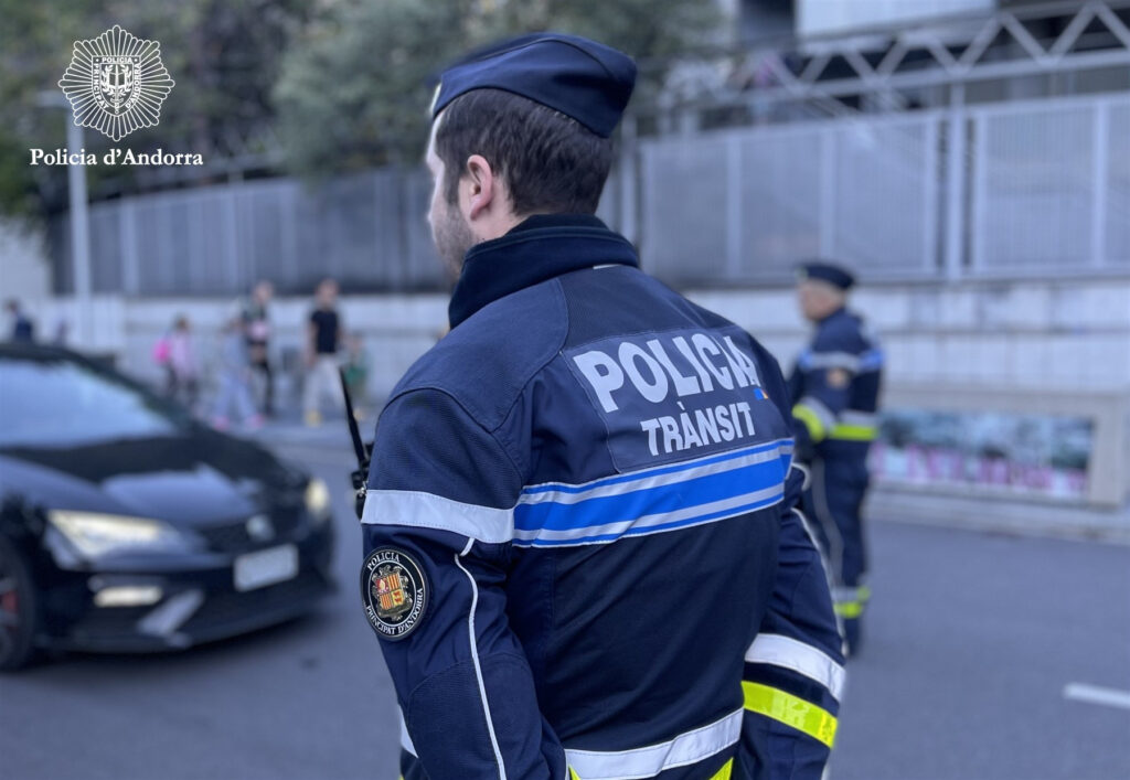 Agente de policía supervisando el tráfico cerca de una escuela