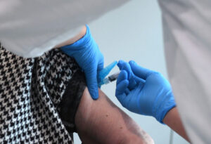 Persona recibiendo una vacuna contra la gripe en un centro de salud.