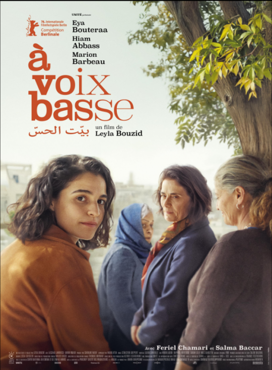 Cartel de la película À voix basse con varias mujeres en un entorno urbano