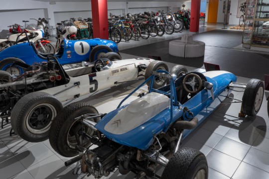 Vista de coches de competición en el Museo Nacional de l'Automòbil de Andorra