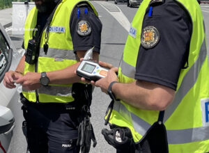 Policías realizando controles de alcohol y drogas en carretera