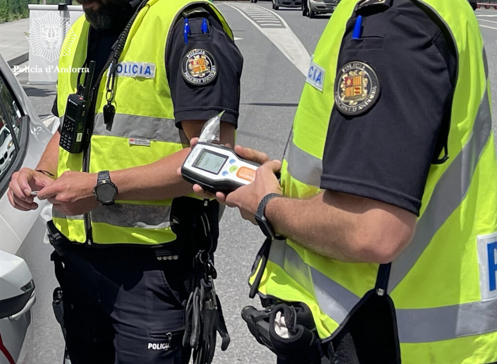 Policías realizando controles de alcohol y drogas en carretera