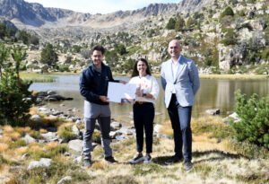 Representantes del Govern y Comú d'Encamp firmando acuerdo en el circ dels Pessons.