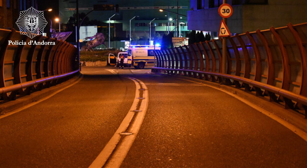 Policía de Andorra en la escena de un accidente de tráfico