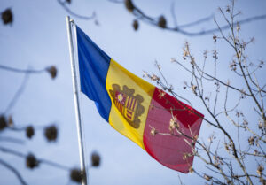 Bandera de Andorra ondeando en un día soleado