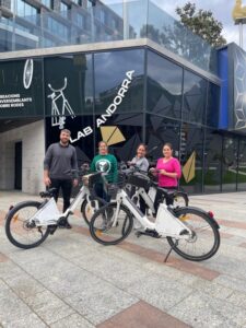 Cuatro personas posando con bicicletas eléctricas en Andorra la Vella