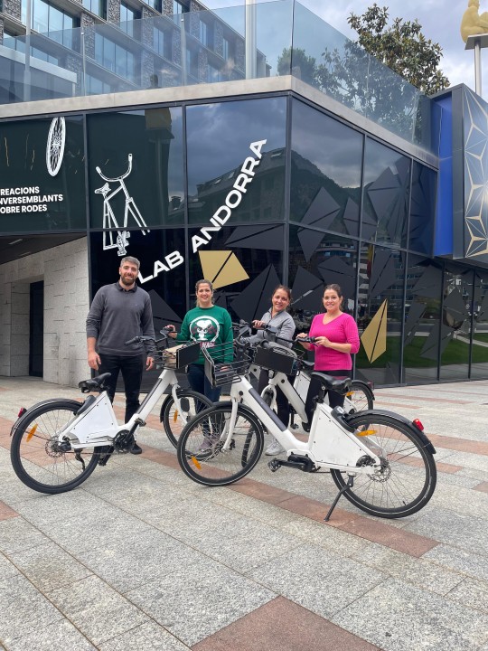 Cuatro personas posando con bicicletas eléctricas en Andorra la Vella