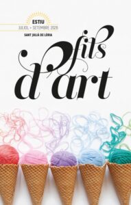 Cartel del proyecto Fils d'Art en Sant Julià de Lòria con hilos de colores.