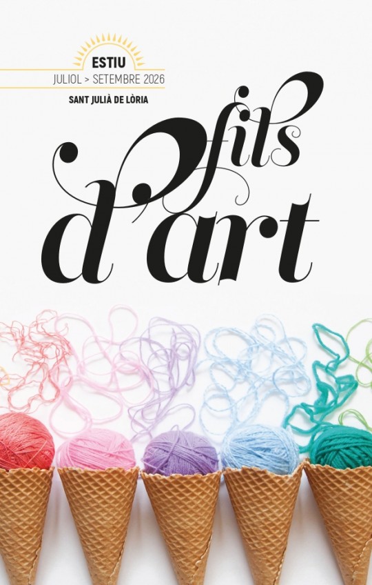 Cartel del proyecto Fils d'Art en Sant Julià de Lòria con hilos de colores.