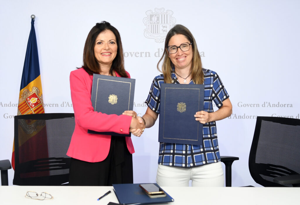 Ministras de Andorra firmando acuerdo con Unicef para proteger a niños afectados por conflictos armados.