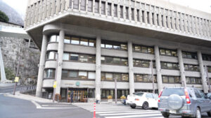 Edificio del Govern d'Andorra con arquitectura moderna y tráfico en la calle.