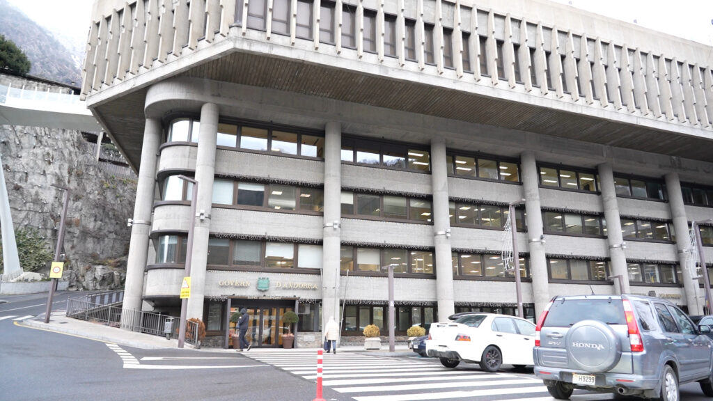 Edificio del Govern d'Andorra con arquitectura moderna y tráfico en la calle.
