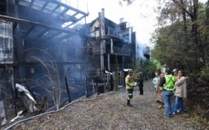 Bombers treballant en un incendi a La Querola d'Ordino amb edificis danyats