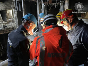 Inspección ocular tras incendio en La Querola con policías y bomberos