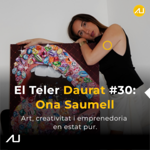 Ona Saumell posant junto a su obra artística en El Teler Daurat