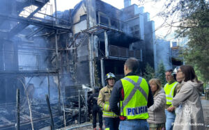 Policía y bomberos colaborando en la extinción de un incendio en La Querola.