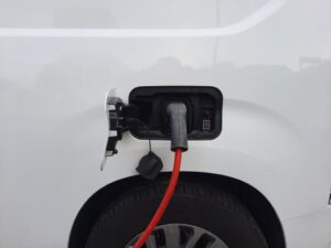 Conector de carga de un vehículo eléctrico en una estación de carga.