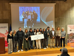 Grupo de alumnos y profesores en la presentación del programa Tàndem en Andorra