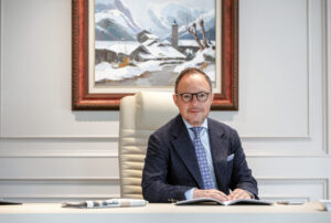 El cap de govern d'Andorra en una reunió amb un fons decoratiu.