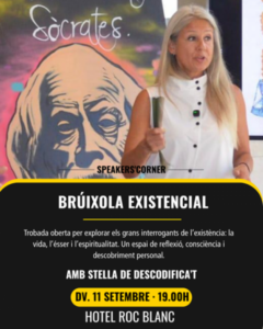 Mujer hablando en un taller sobre existencia y espiritualidad.