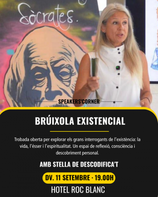 Mujer hablando en un taller sobre existencia y espiritualidad.