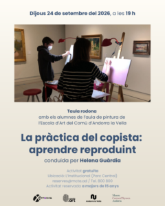 Estudiantes de arte en una taula rodona sobre la práctica del copista