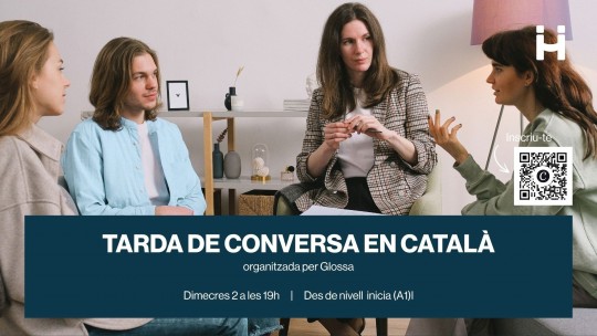 Grupo de personas conversando en catalán en un ambiente informal