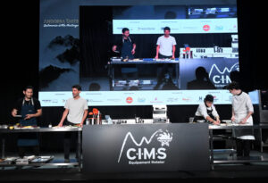 Cuatro chefs trabajando en una demostración culinaria en Andorra Taste