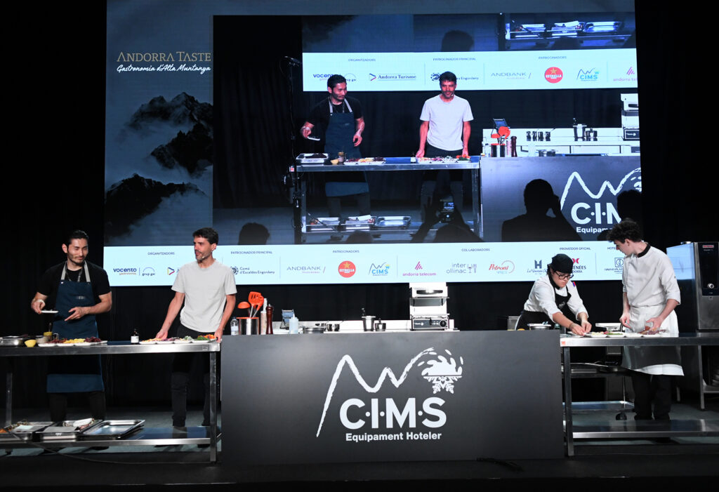 Cuatro chefs trabajando en una demostración culinaria en Andorra Taste