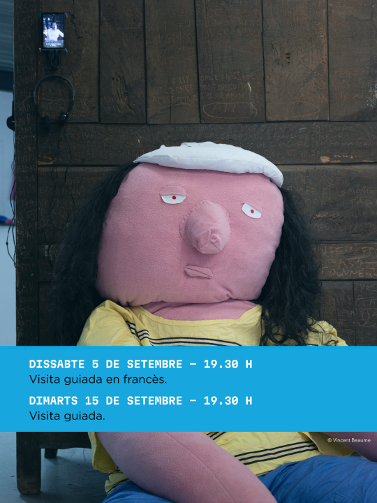 Muñeco de peluche en una exposición sobre el exilio y la migración