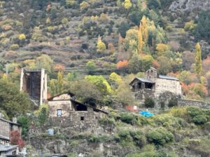 Vista del conjunt històric de les Bons durant una visita nocturna amb espelmes.