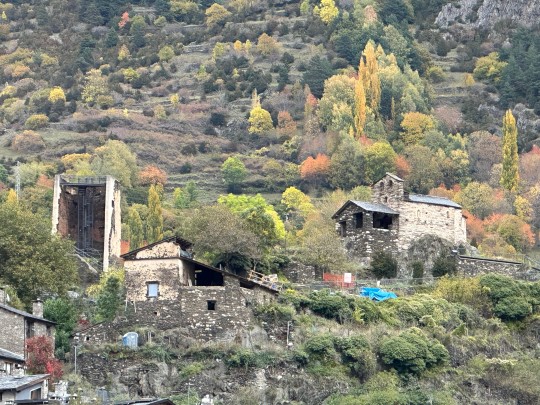 Vista del conjunt històric de les Bons durant una visita nocturna amb espelmes.