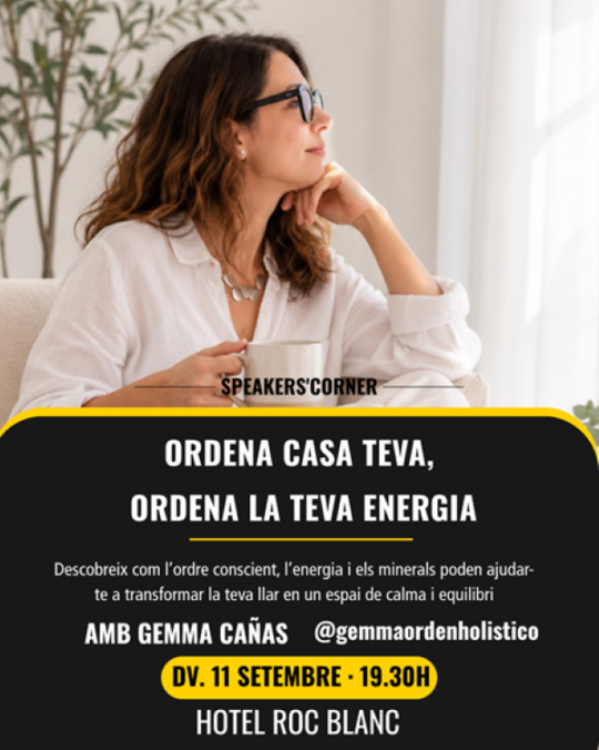 Mujer reflexionando con una taza en la mano en un ambiente tranquilo