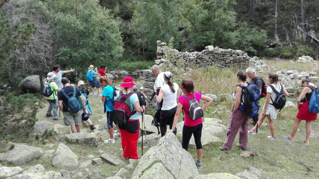 Grupo de personas participando en actividades al aire libre en el valle del Madriu.