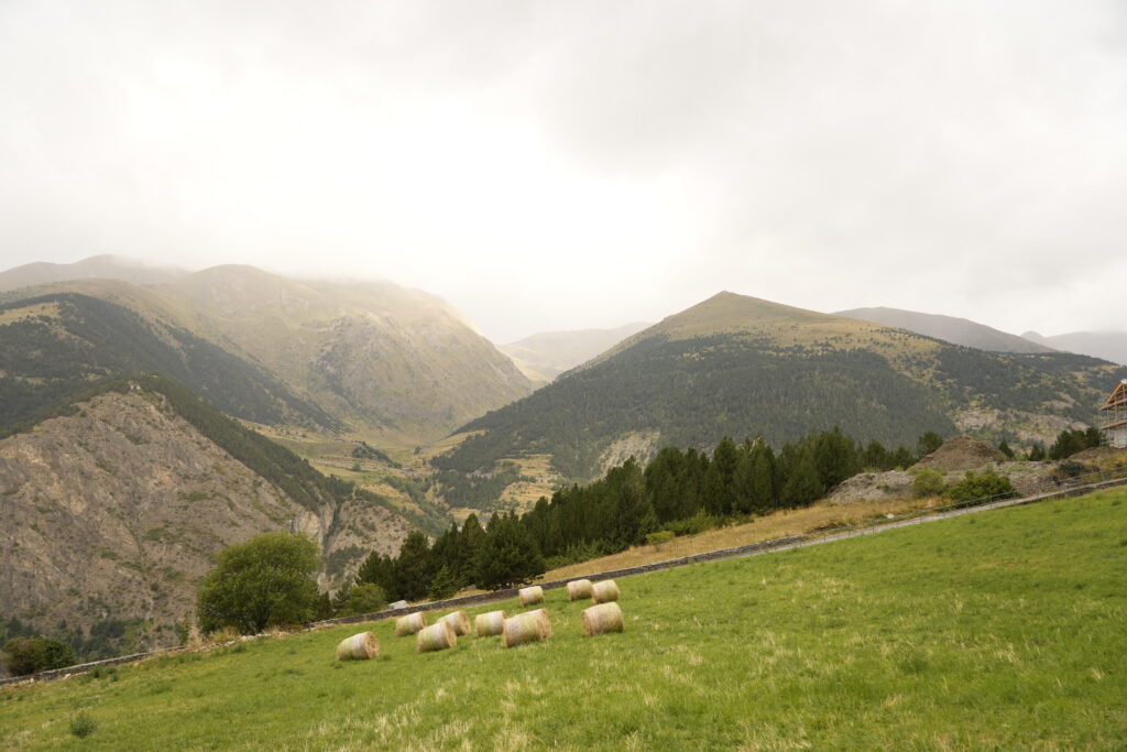 Paisaje montañoso con prados y heno en Andorra