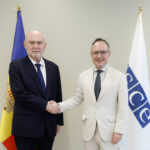 Reunión entre líderes de Andorra y la OSCE con banderas de fondo