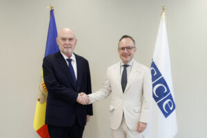 Reunión entre líderes de Andorra y la OSCE con banderas de fondo