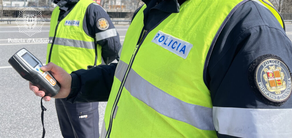 Policía realizando controles de alcohol y drogas en la carretera