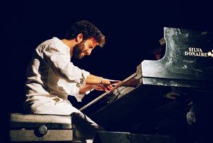 Chico Pérez tocando el piano en un concierto con la orquesta.