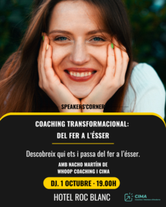 Mujer sonriente con las manos en la cara en un evento de coaching