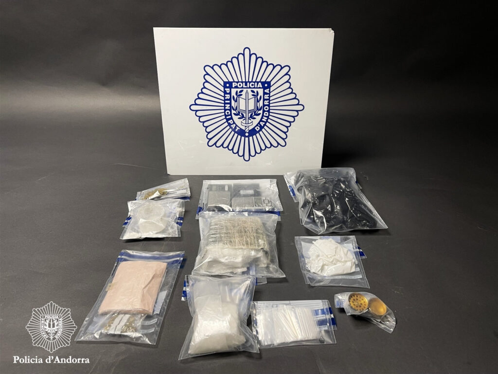 Operativo policial con drogas y material confiscado en Andorra