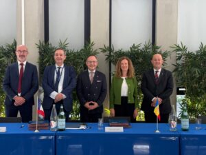 Representants de FEDA i EDF signant un acord energètic a París